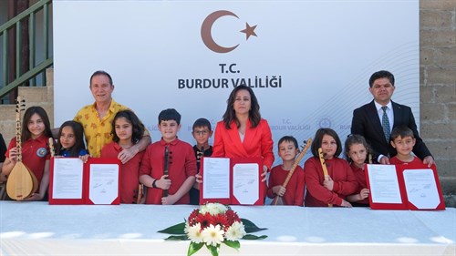 BURDUR VALİLİĞİ HİMAYELERİNDE, İL MİLLİ EĞİTİM MÜDÜRLÜĞÜ İLE SÜMER EZGÜ SANAT AKADEMİSİ ARASINDA ÖNEMLİ BİR İŞ BİRLİĞİ PROTOKOLÜ İMZALANDI